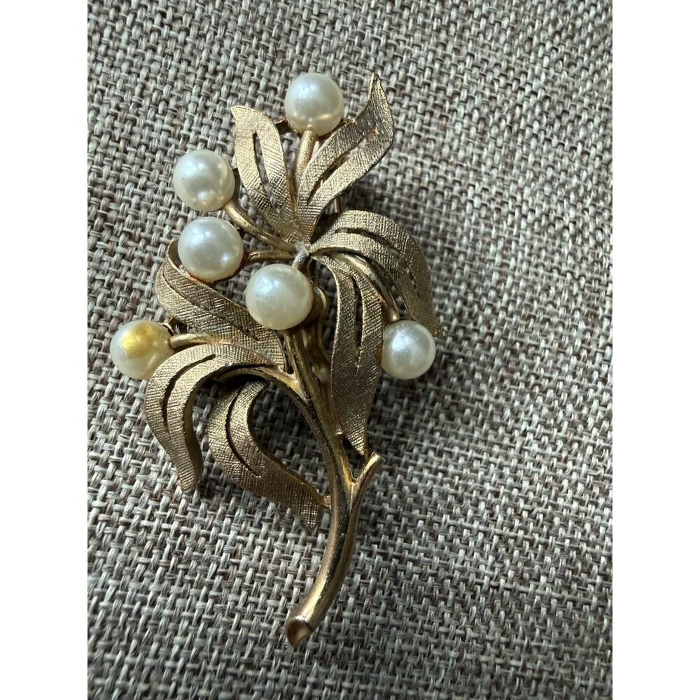 Vintage Signed Roma Faux Pearl Flower Gold Tone Leaves Brooch Pin Classic Career